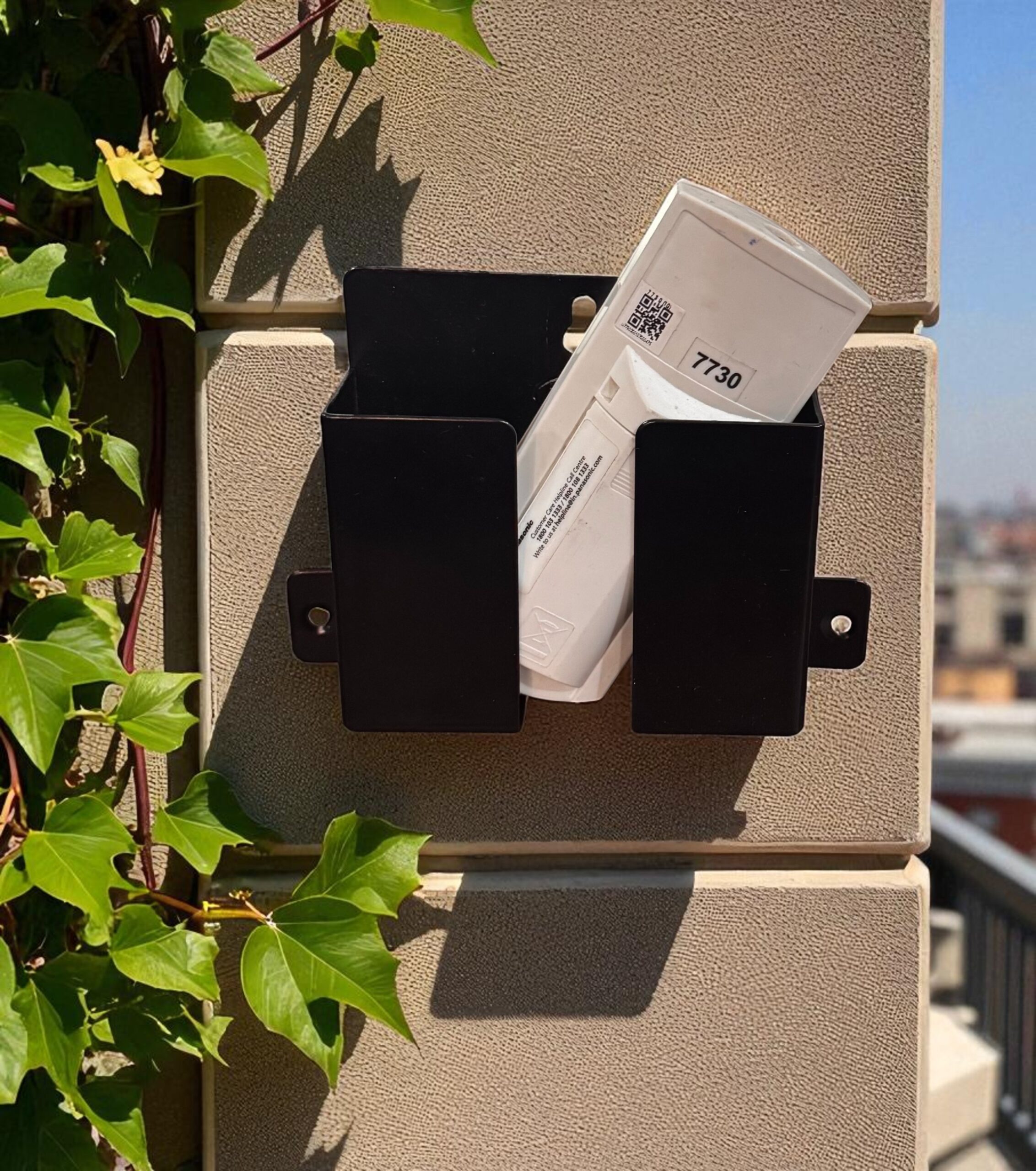 SKN REMOTE AND MOBILE WALL BRACKET 5-Photoroom